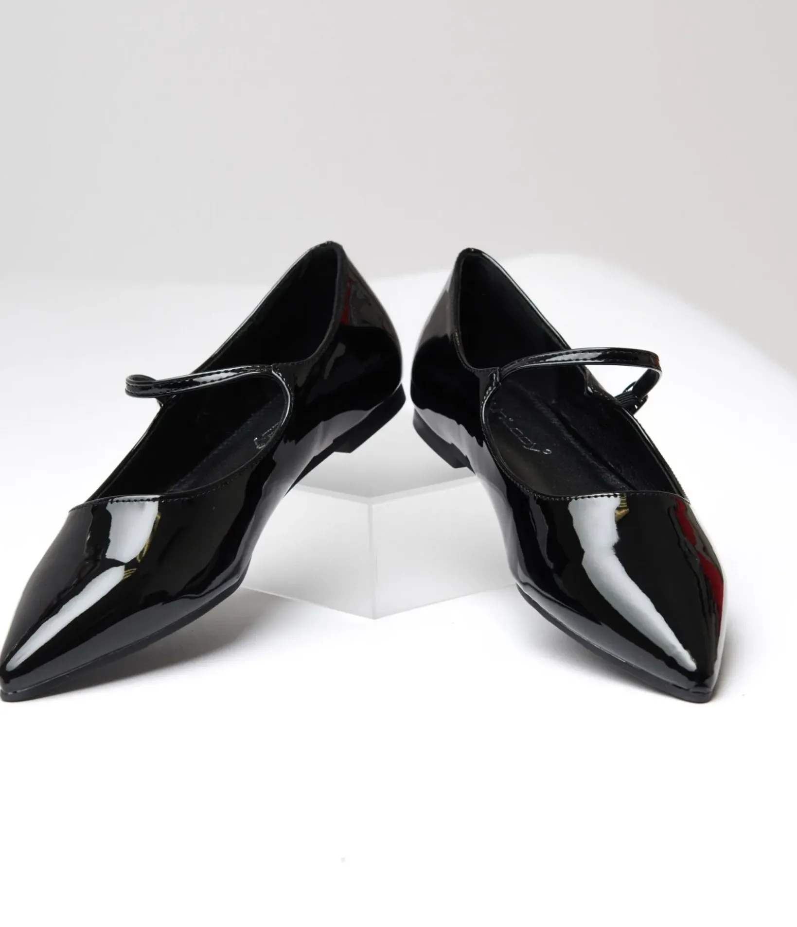 Unique Vintage Flats>Black Mary Jane Pointed Toe Flats