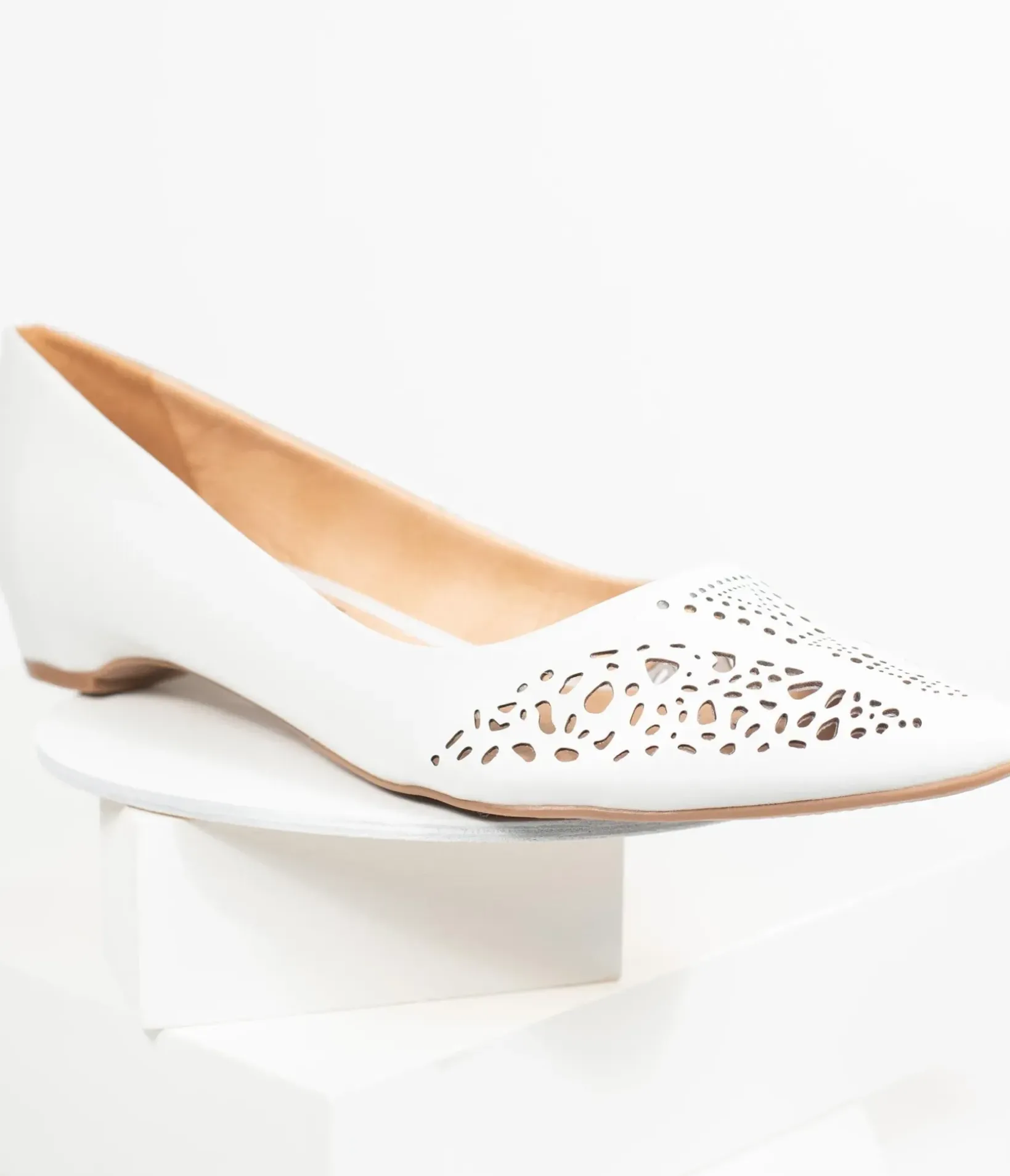 Unique Vintage Special Occasion|Flats>Chelsea Crew White Cutout Leather Sofia Flats