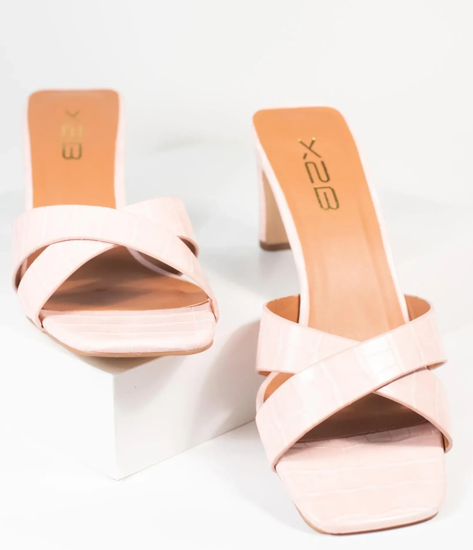 Unique Vintage Heels|Sandals>Retro Style Light Pink Embossed Crocodile Heels
