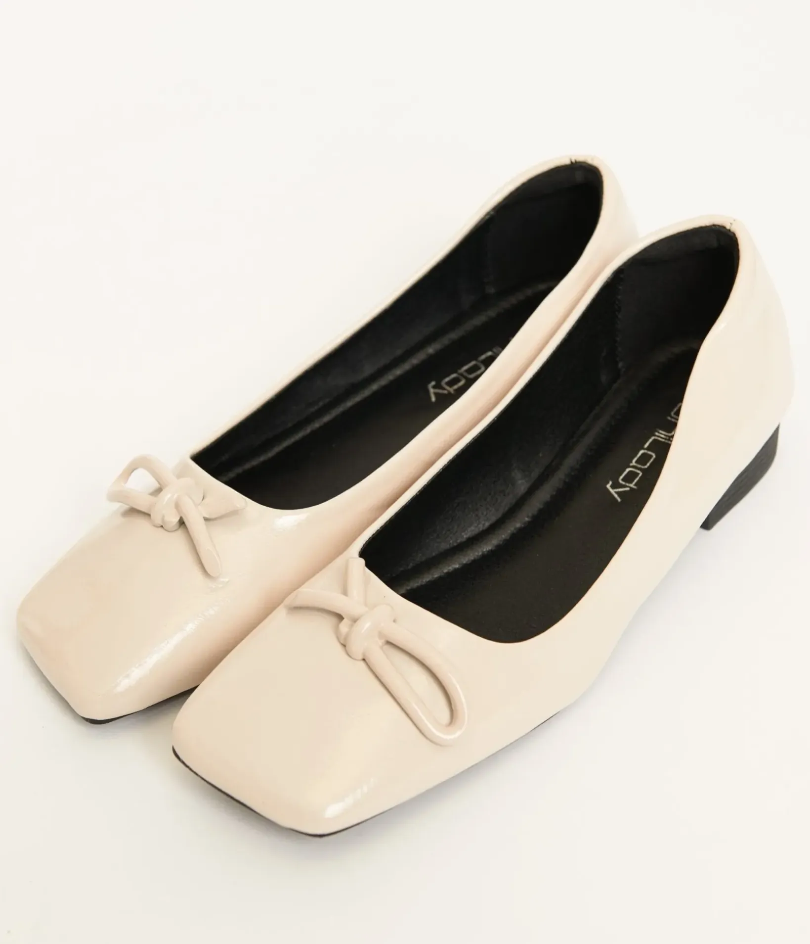 Unique Vintage Flats>1960s Beige Bow Patent Leatherette Flats
