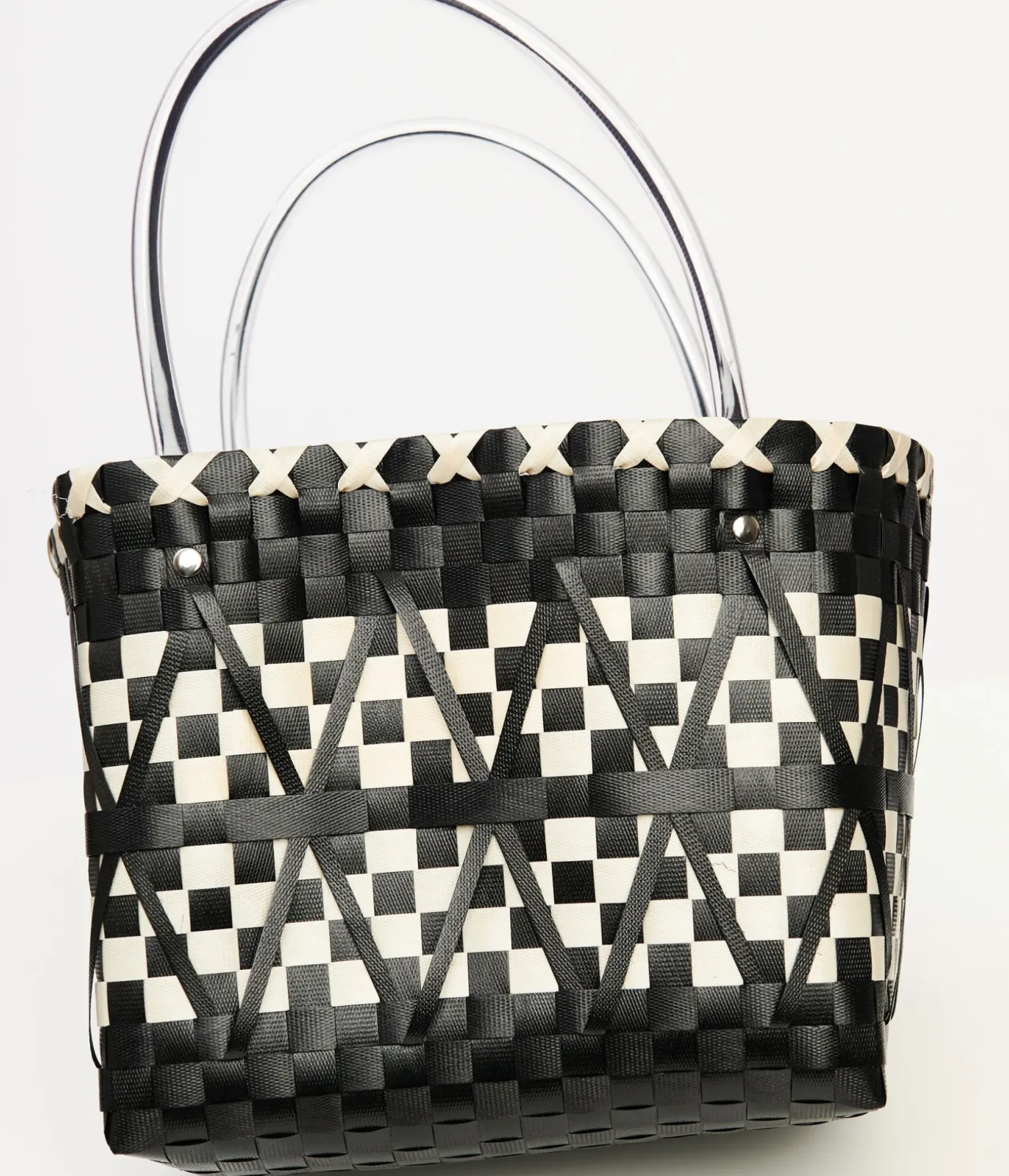 Unique Vintage Summer Vacation>1970s Black & White Woven Chevron Basket Bag
