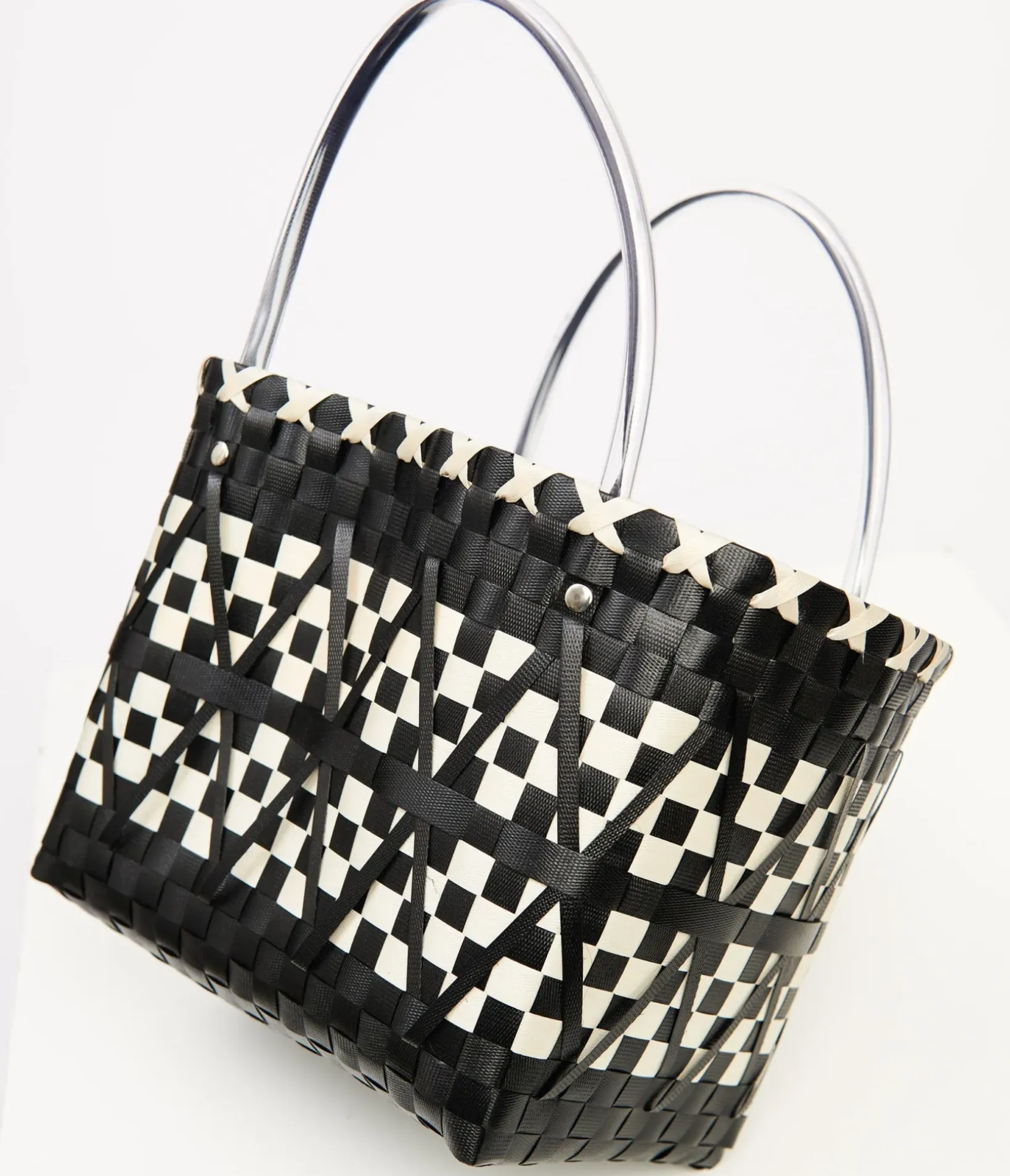 Unique Vintage Summer Vacation>1970s Black & White Woven Chevron Basket Bag