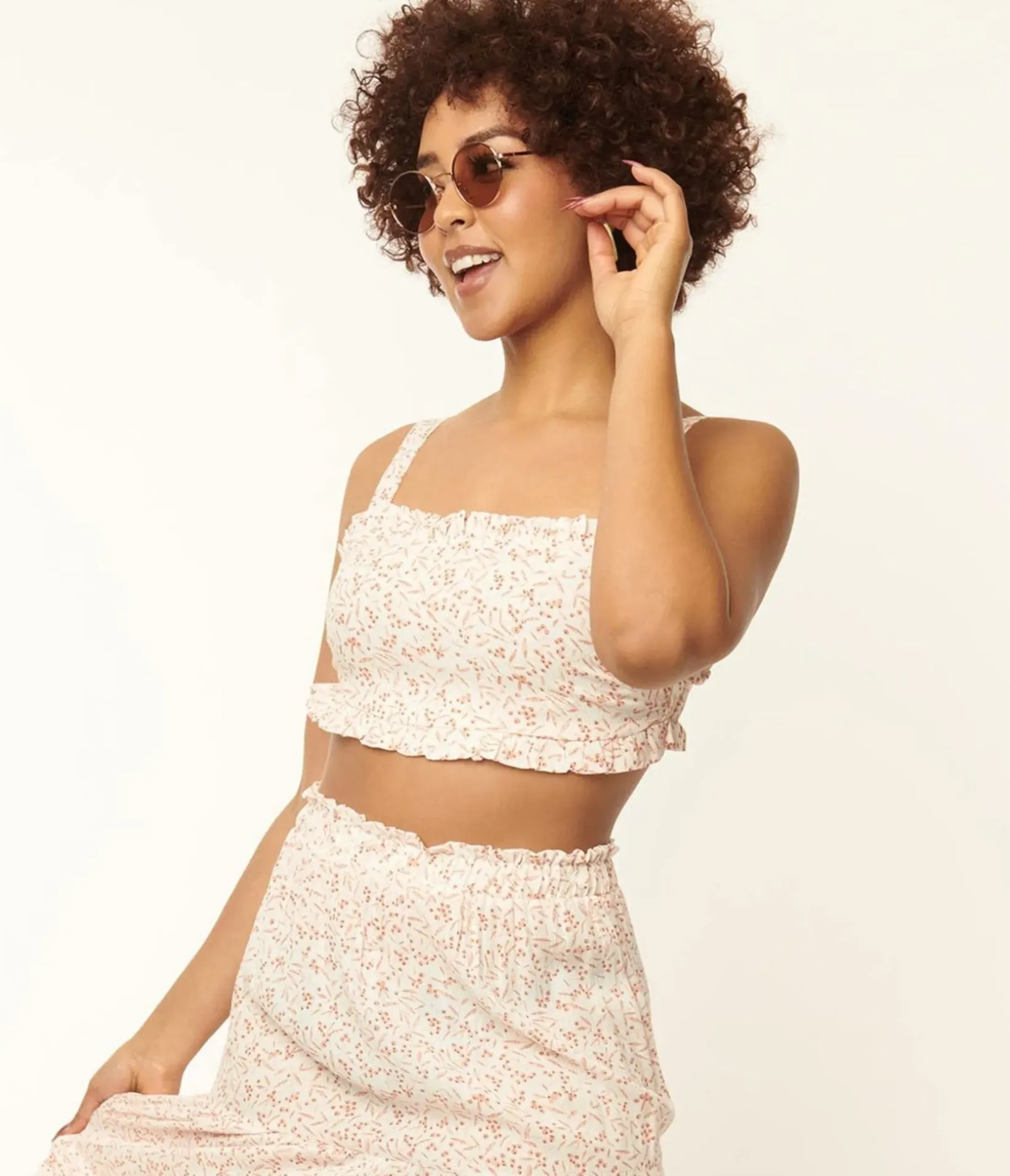 Unique Vintage Blouses>1970s Ivory & Coral Berries Print Crop Top