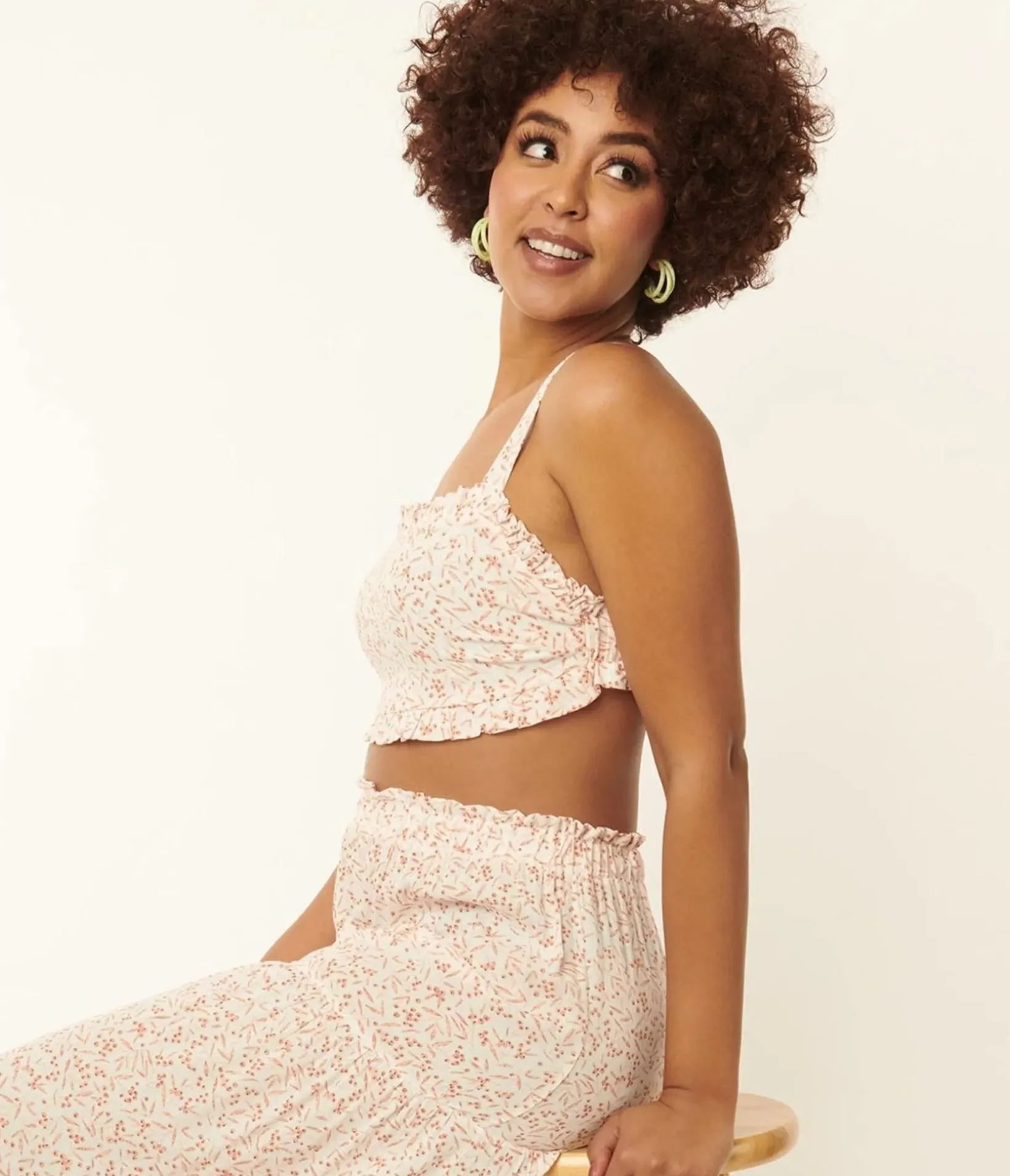 Unique Vintage Blouses>1970s Ivory & Coral Berries Print Crop Top