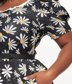 Unique Vintage Fit & Flare|Pocket Dresses>Smak Parlour Plus Size Black & White Daisy Group Chat Flare Dress