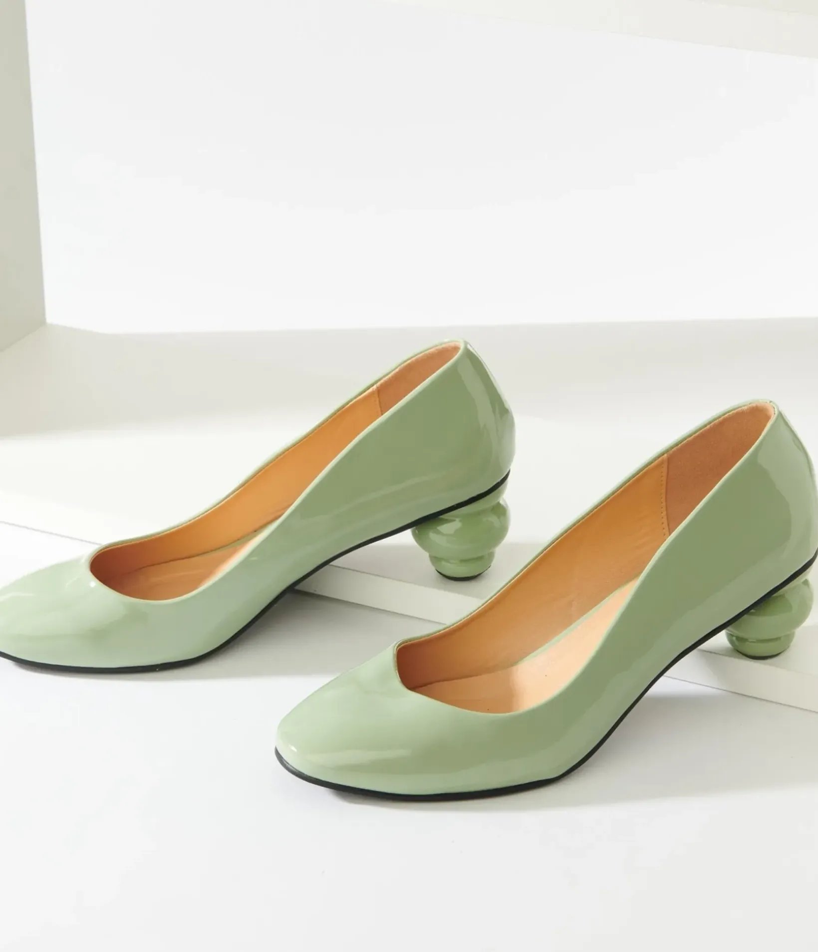 Unique Vintage Heels>Green Patent Leatherette Ball Heel Pumps