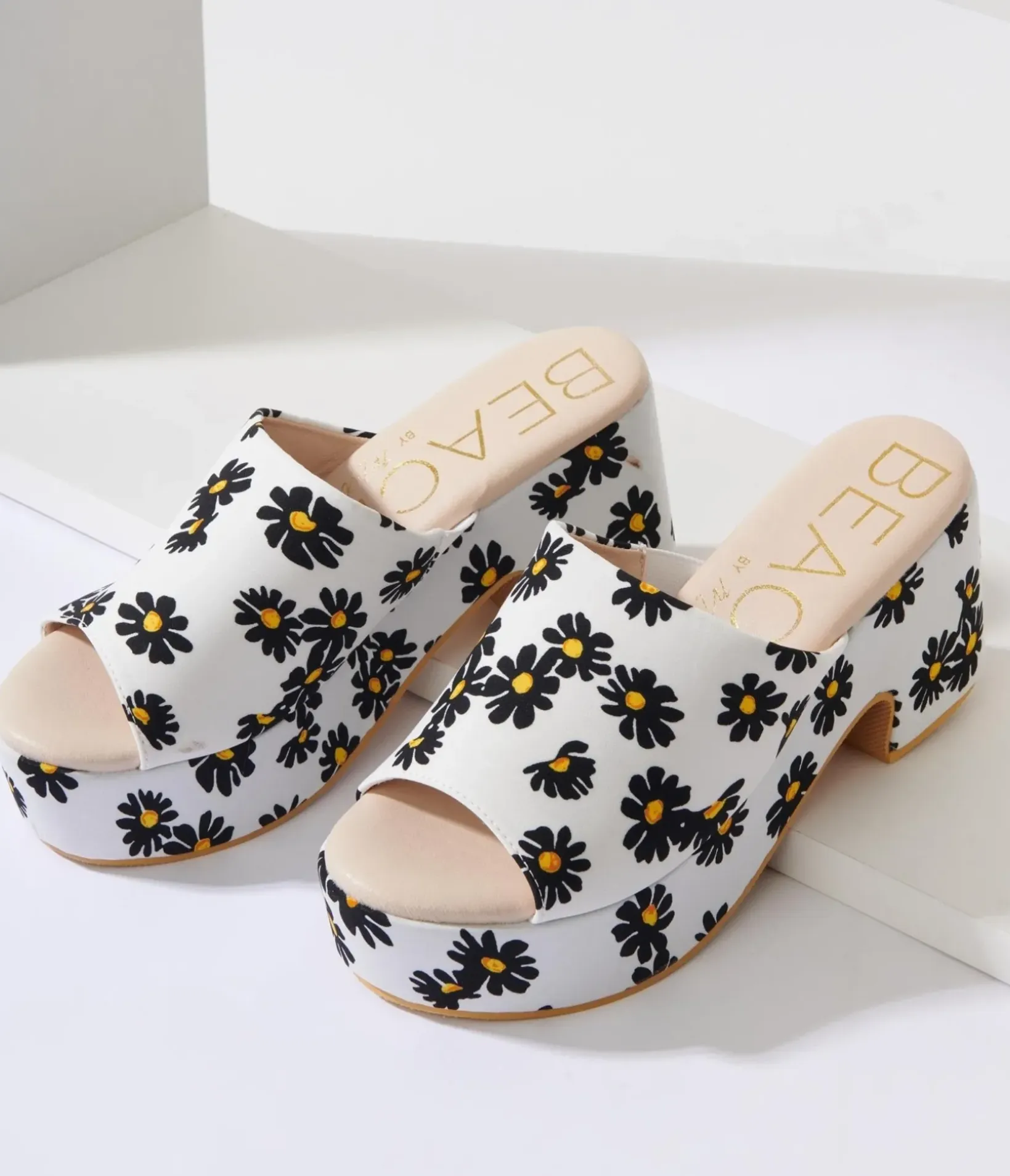 Unique Vintage Heels|Sandals>White & Black Daisy Print Platform Mule
