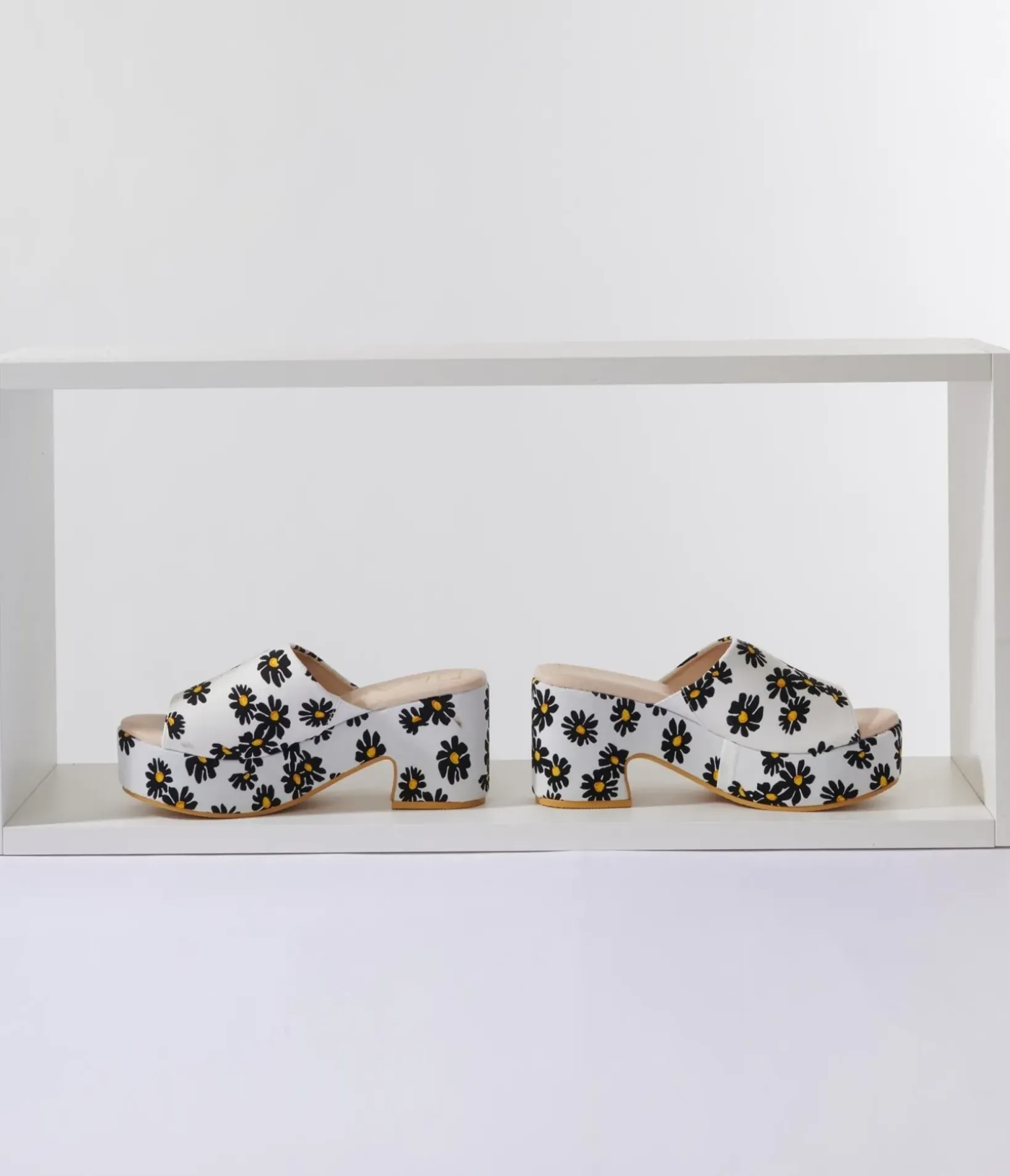 Unique Vintage Heels|Sandals>White & Black Daisy Print Platform Mule