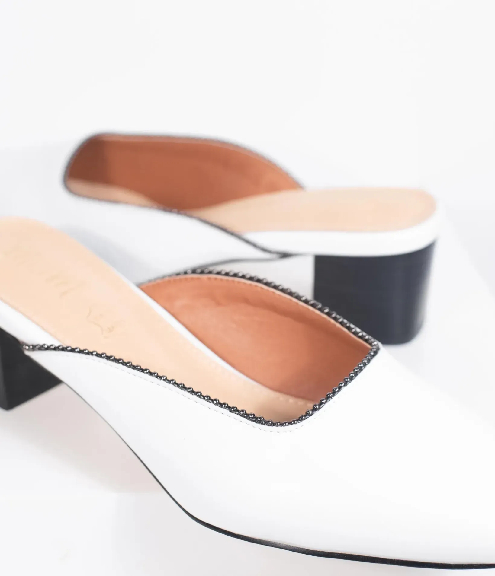 Unique Vintage Heels>White Leatherette Beaded Piping Pointed Toe Mule