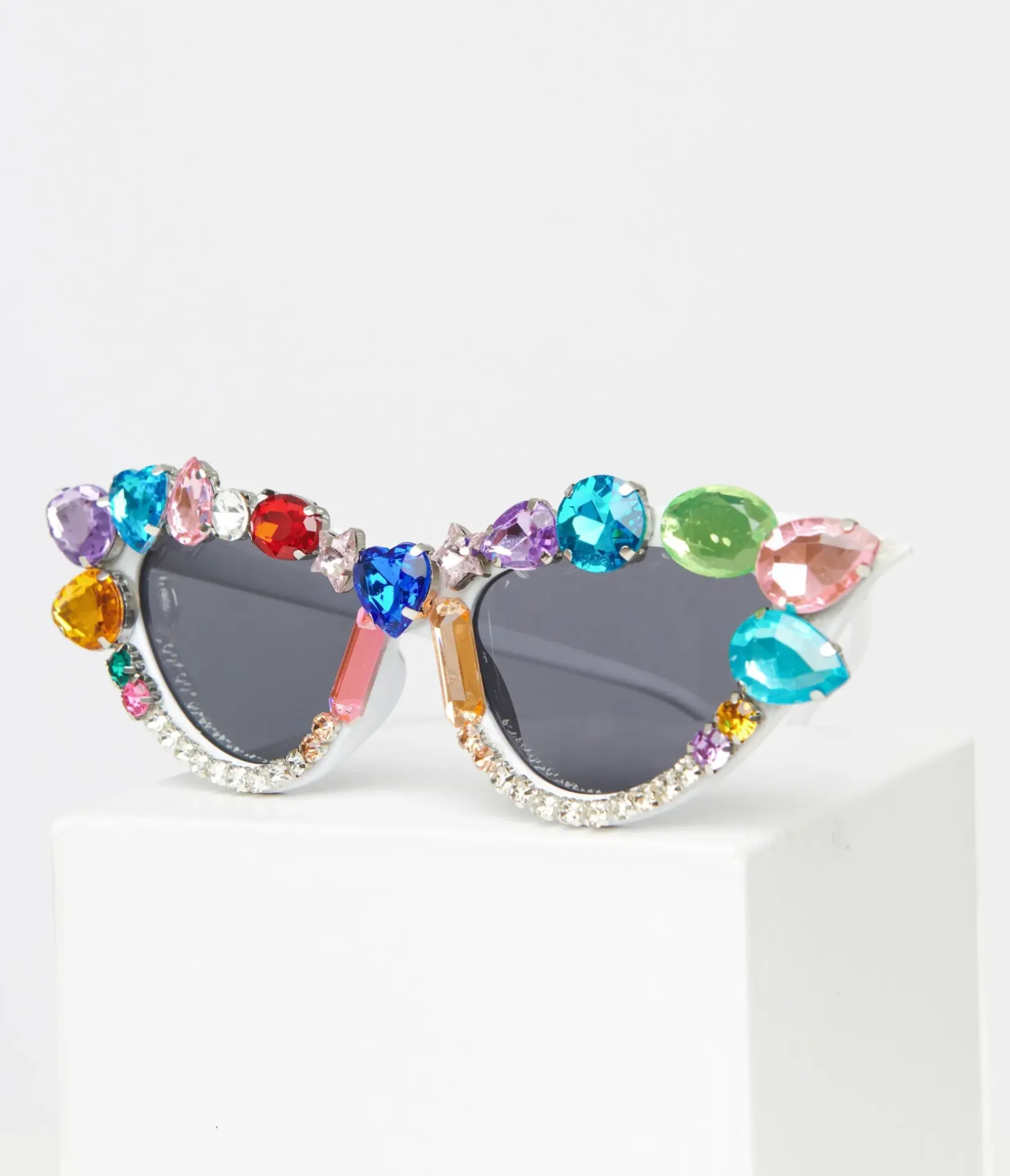 Unique Vintage Pride|Sunglasses>White & Rainbow Gemstone Cat Eye Sunglasses